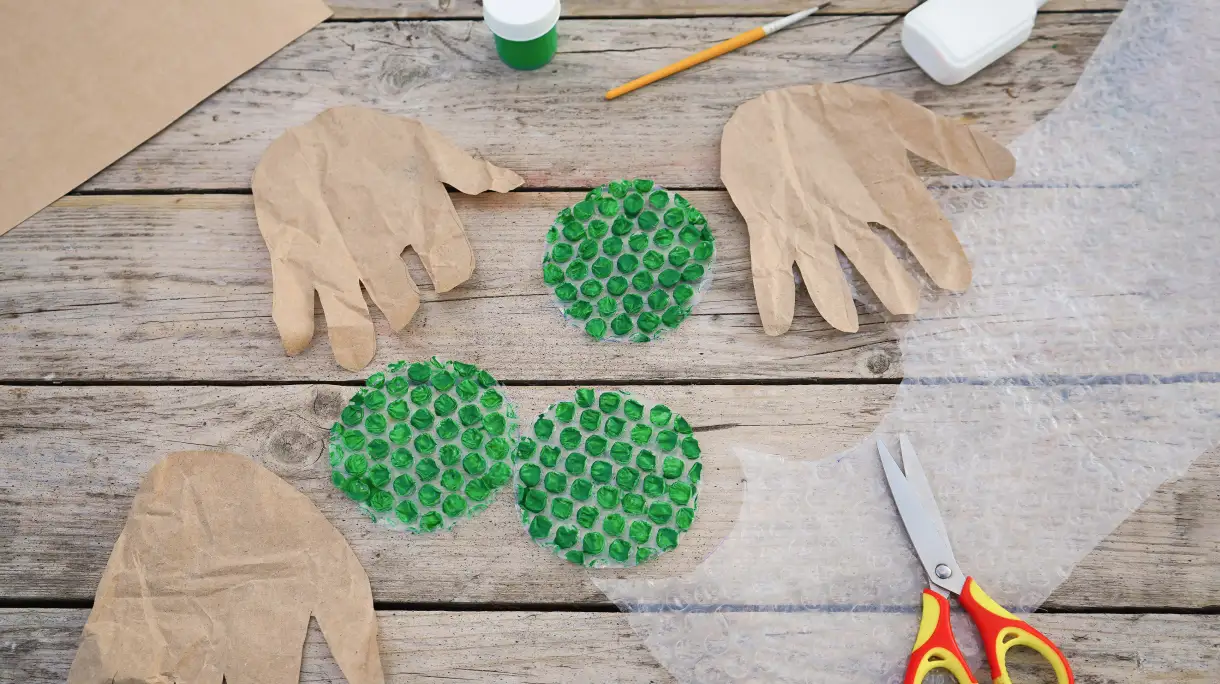 Bubble wrap and paper hands for easy printing craft